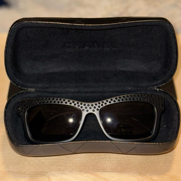 Gorgeous Authentic Chanel sunglasses - Picture 4 of 15